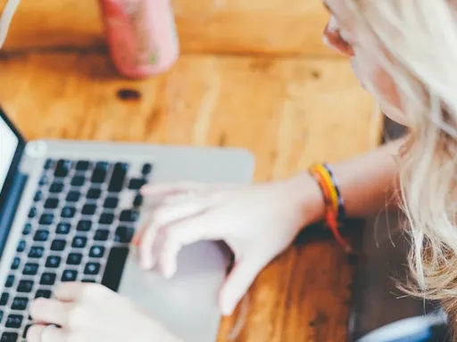 Custom email subjects and smarter language detection